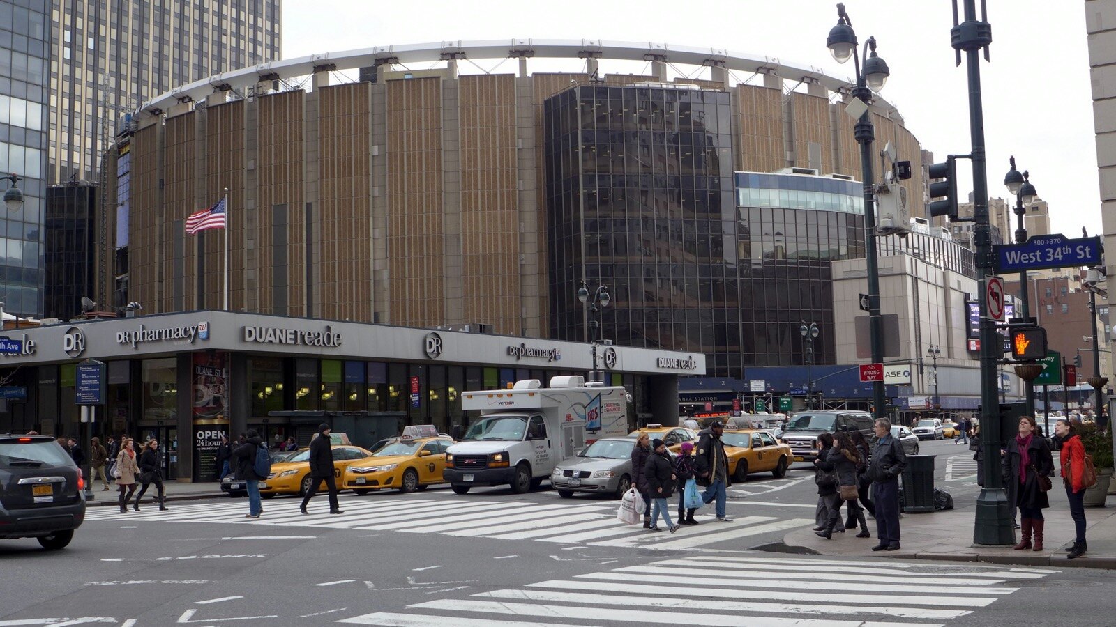 Arena production and live repetition become part of the era's identity.